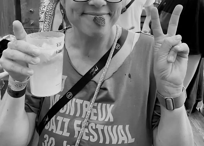 Martine's Cosy Guestroom With Private Bath Near Montreux 民宿 拉图尔德佩