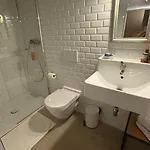 Martine's Cosy Guestroom With Private Bath Near Montreux Habitación en casa particular La Tour-de-Peilz