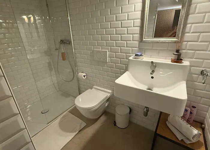 Martine's Cosy Guestroom With Private Bath Near Montreux בית אירוח לה טור-דה-פה